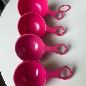 Bright Pink Measuring cups - Sur la Table